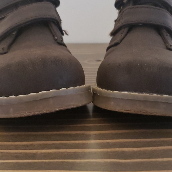 Size 9 boys brown boots - Picture 2 of 4